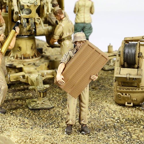 德军88毫米高射炮，Flak 36型基座配Flak 18型一体式炮管（包括七个沙漠服饰士兵公仔 & 隆美尔将军）