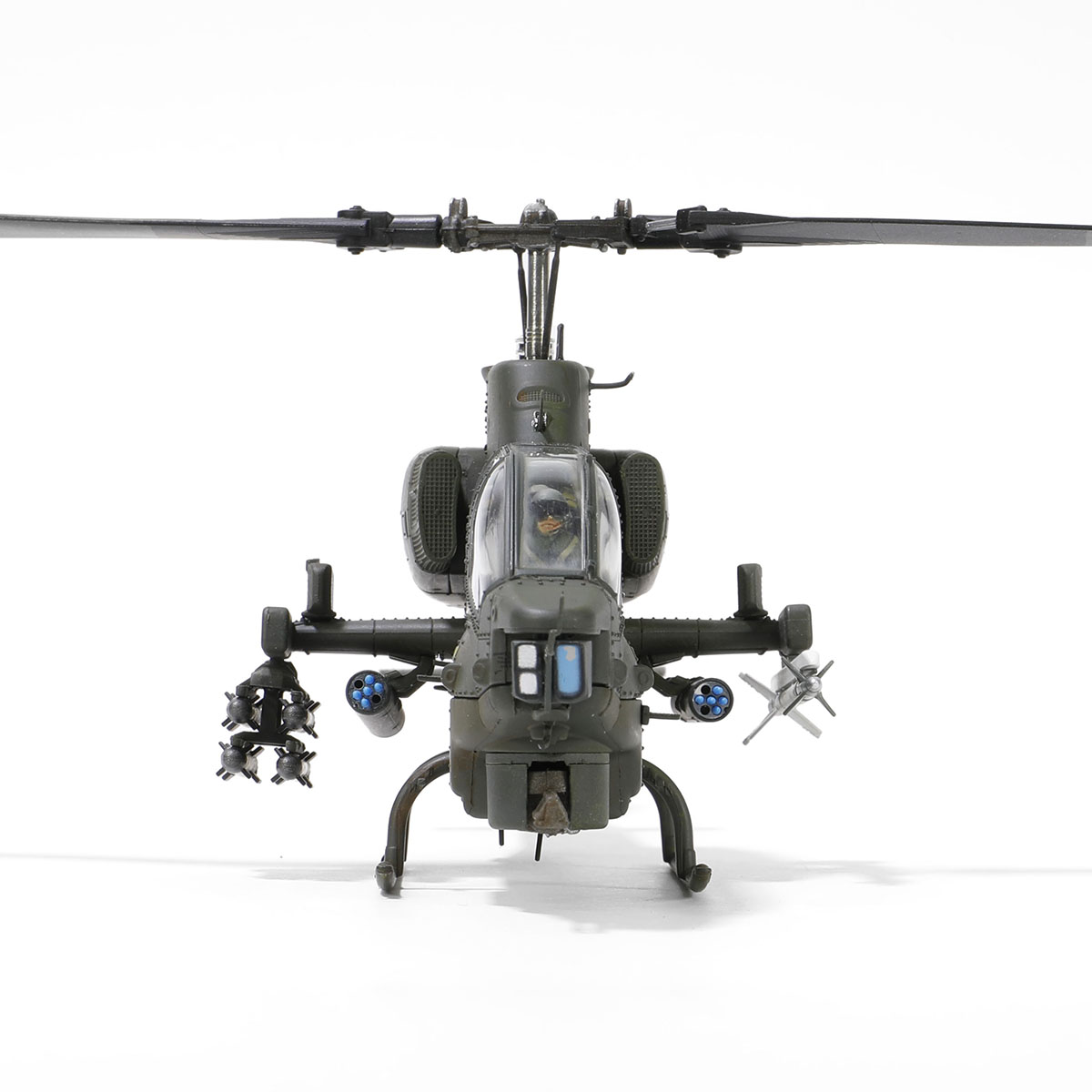 贝尔AH-1W “威士忌眼镜蛇” 直升机 (左: AIM-9 响尾蛇 + M260 7联装火箭 | 右: 地狱火导弹 + M260 7联装火箭 )