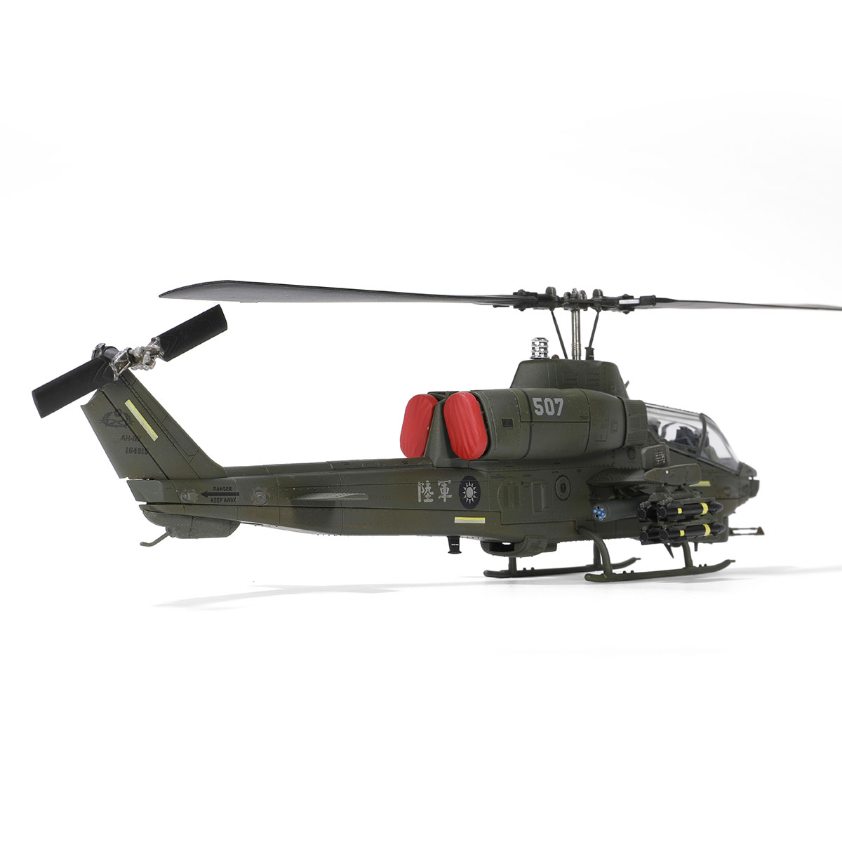 贝尔AH-1W “威士忌眼镜蛇” 直升机 (左: AIM-9 响尾蛇 + M260 7联装火箭 | 右: 地狱火导弹 + M260 7联装火箭 )