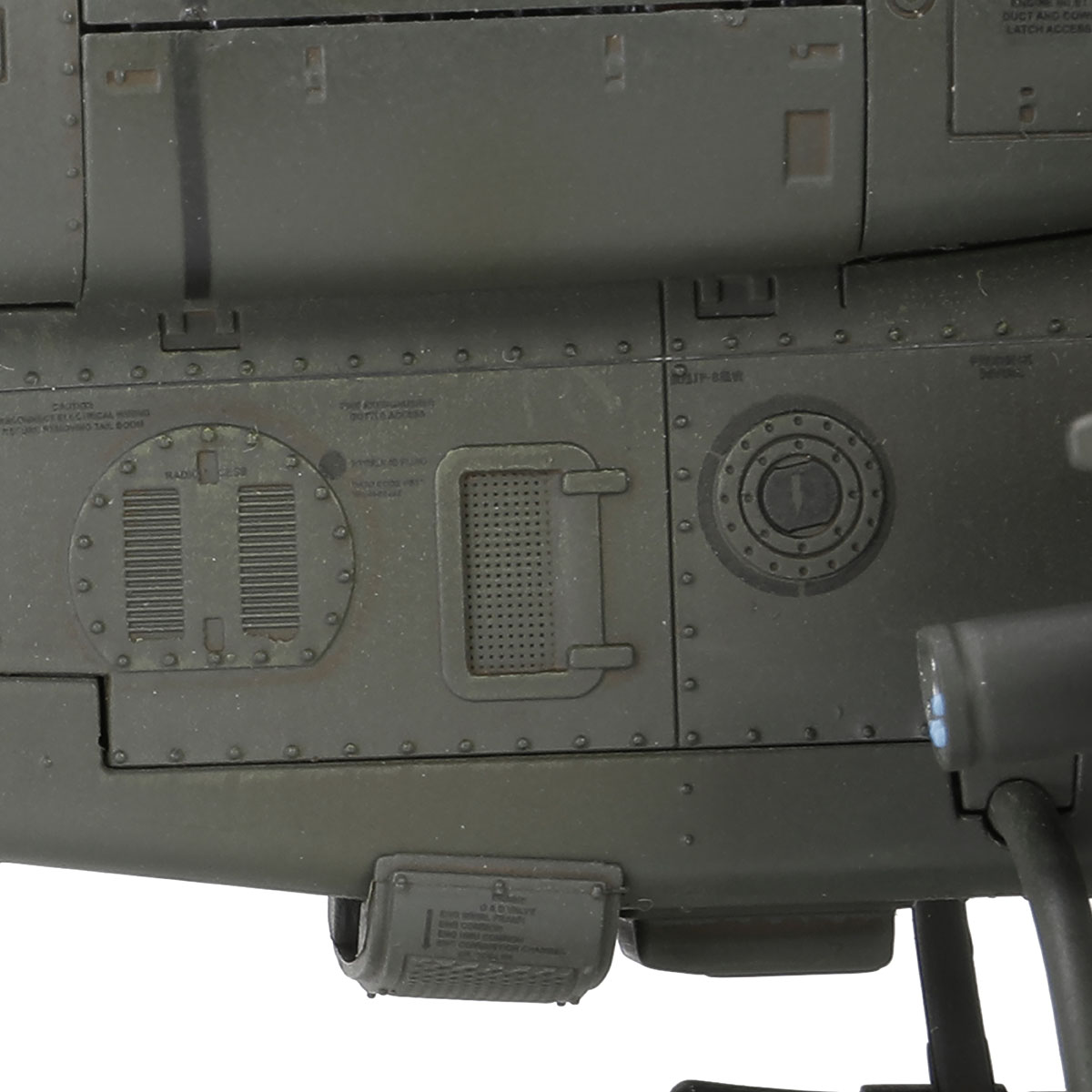 贝尔AH-1W “威士忌眼镜蛇” 直升机 (左: AIM-9 响尾蛇 + M260 7联装火箭 | 右: 地狱火导弹 + M260 7联装火箭 )