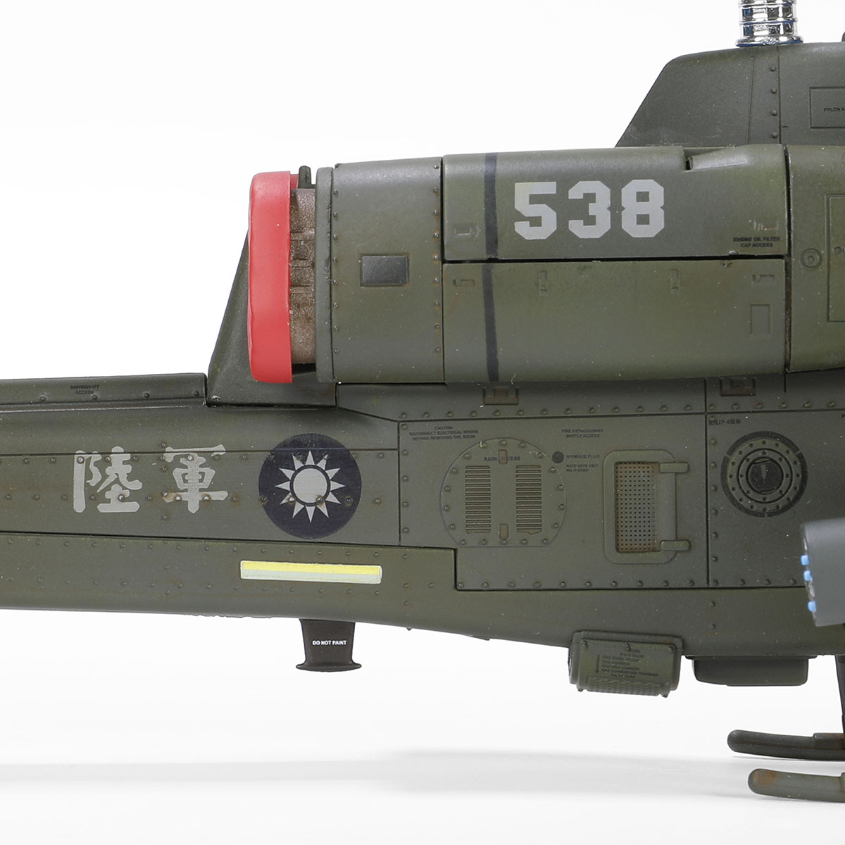 贝尔AH-1W “威士忌眼镜蛇” 直升机 (左: M261 19聯裝火箭 + M260 7聯裝火箭 | 右: 與左側相同)