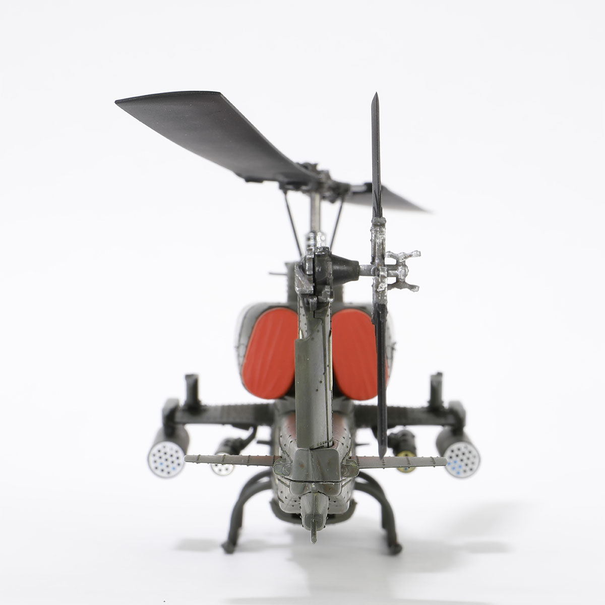 贝尔AH-1W “威士忌眼镜蛇” 直升机 (左: M261 19聯裝火箭 + M260 7聯裝火箭 | 右: 與左側相同)