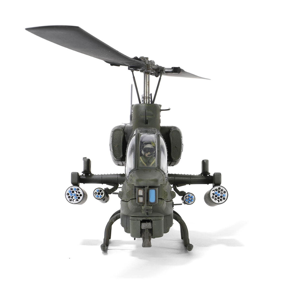 贝尔AH-1W “威士忌眼镜蛇” 直升机 (左: M261 19聯裝火箭 + M260 7聯裝火箭 | 右: 與左側相同)