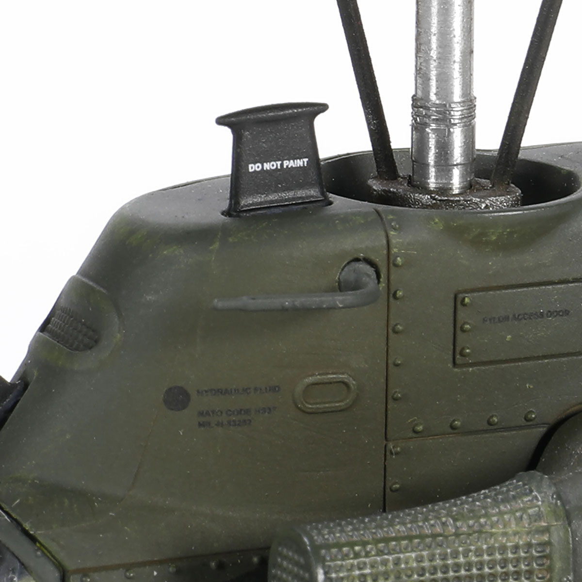 贝尔AH-1W “威士忌眼镜蛇” 直升机 (左: 拖式导弹 + M261 19联装火箭 | 右: 地狱火导弹 + M260 7联装火箭)