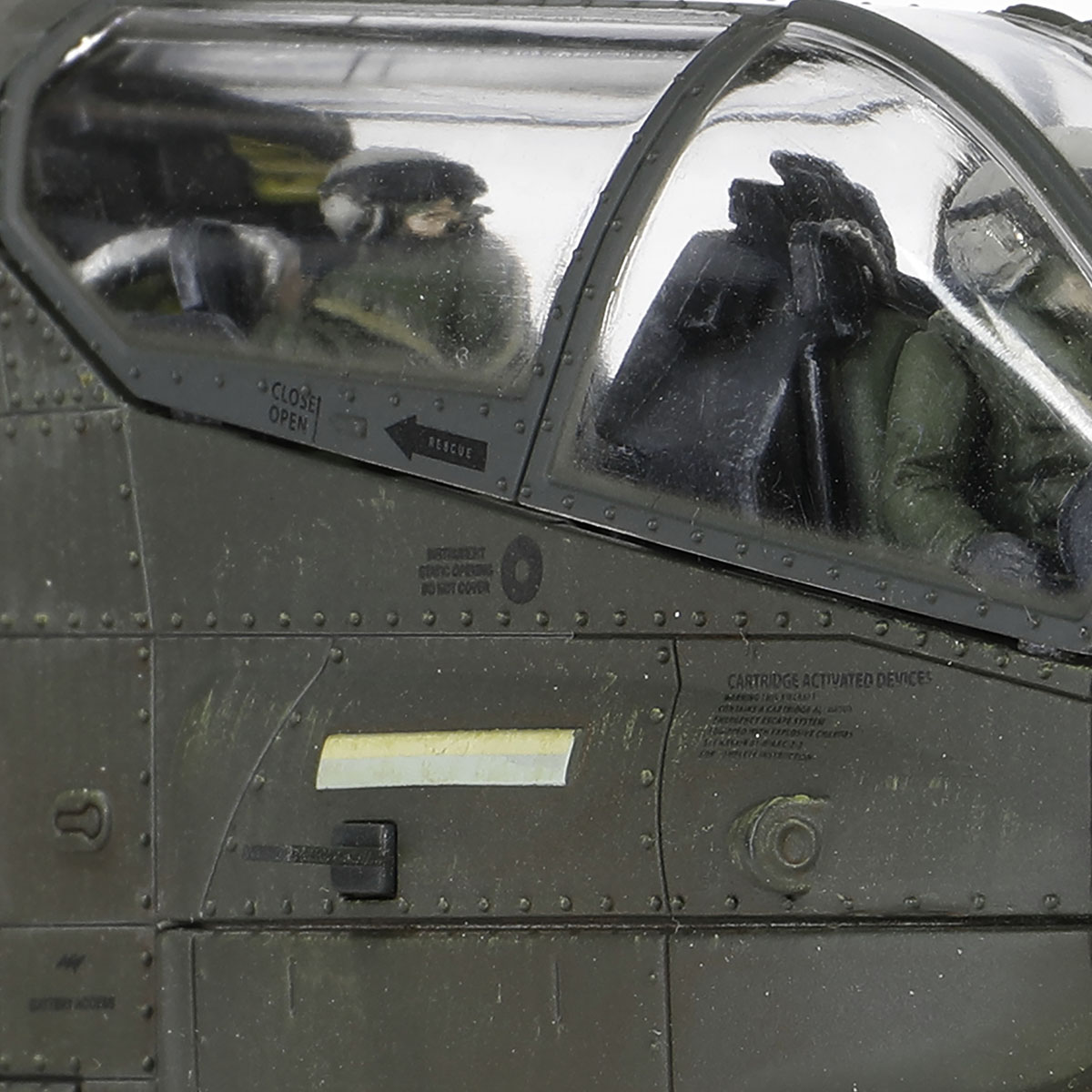 贝尔AH-1W “威士忌眼镜蛇” 直升机 (左: 拖式导弹 + M261 19联装火箭 | 右: 地狱火导弹 + M260 7联装火箭)