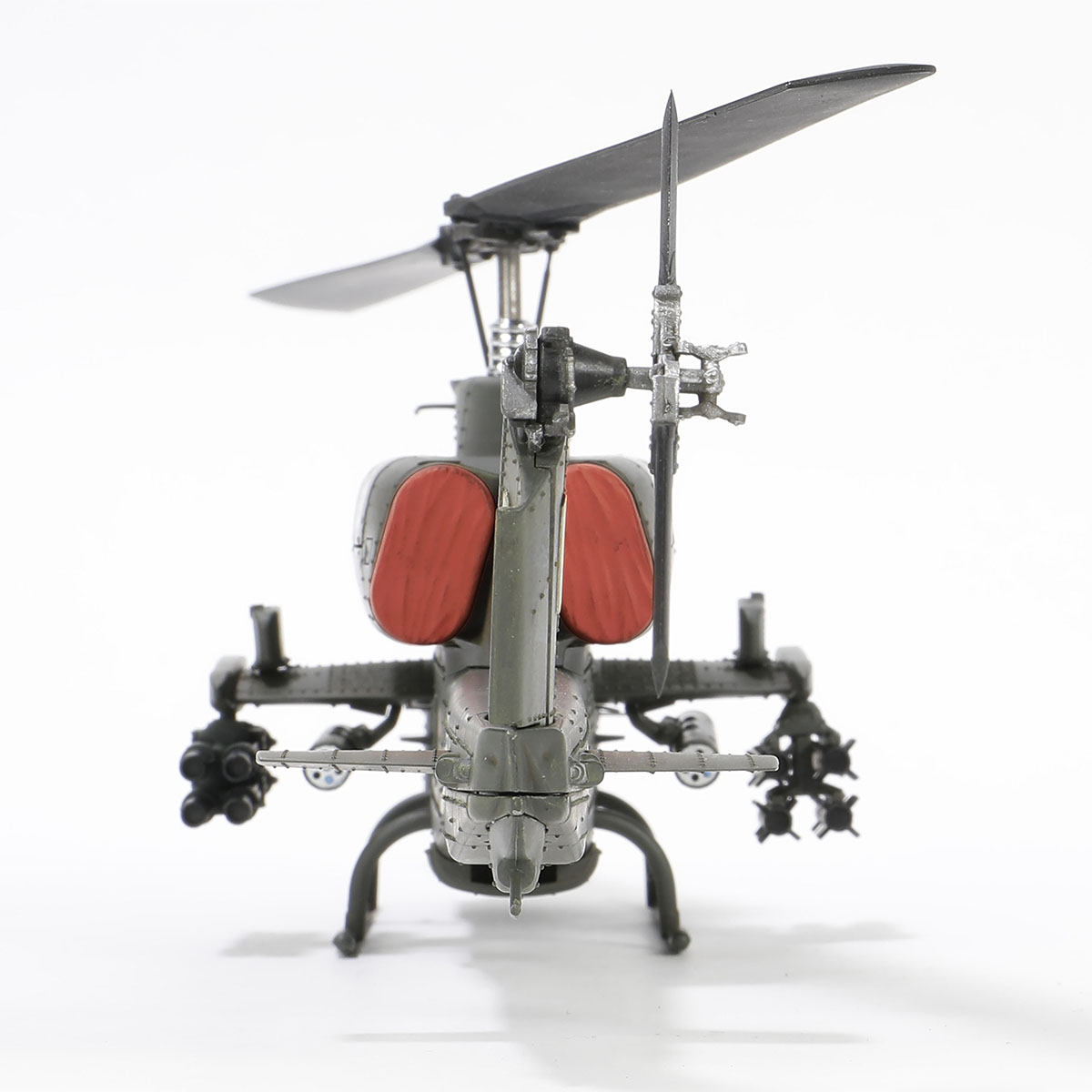 贝尔AH-1W “威士忌眼镜蛇” 直升机 (左: 拖式导弹 + M261 19联装火箭 | 右: 地狱火导弹 + M260 7联装火箭)