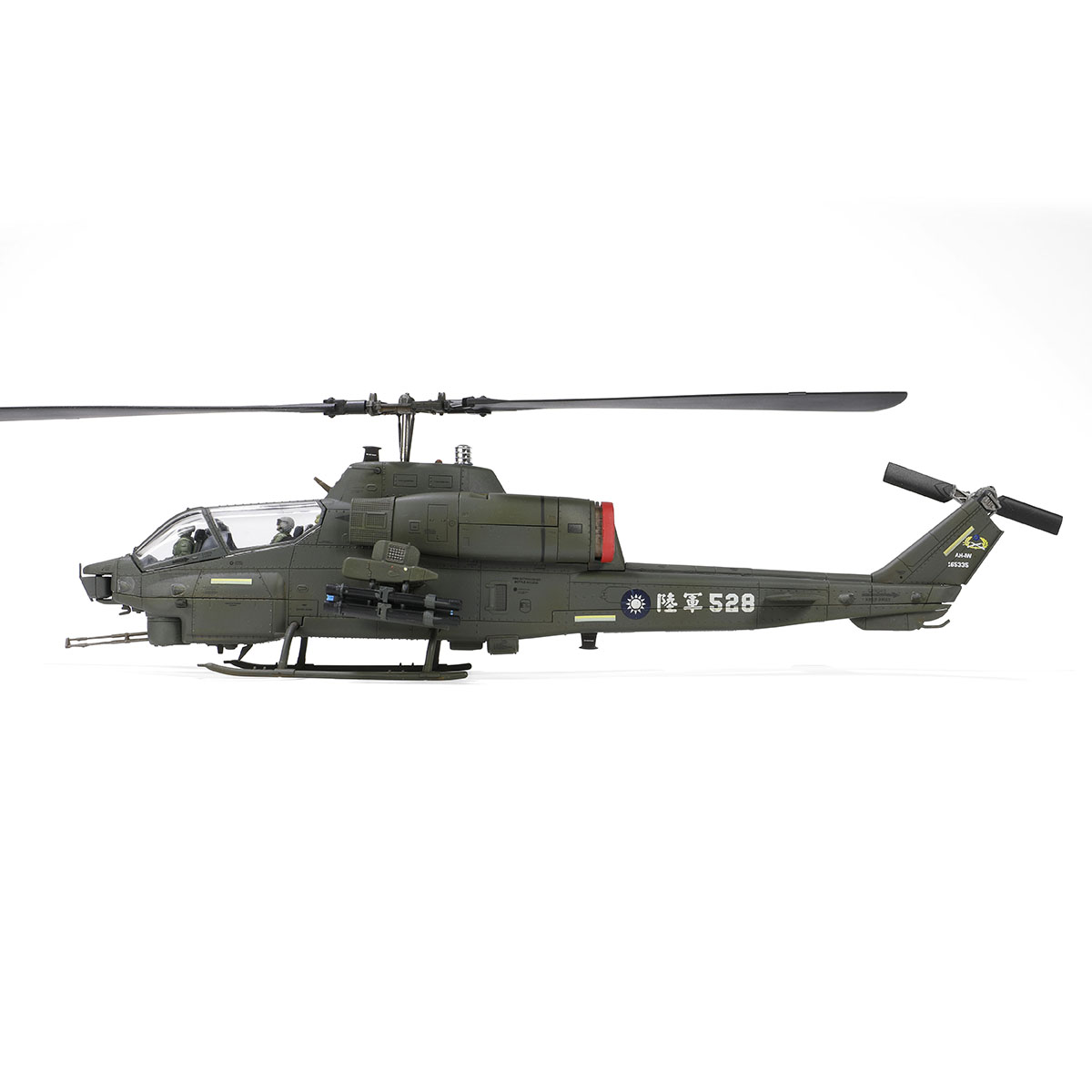 贝尔AH-1W “威士忌眼镜蛇” 直升机 (左: 拖式导弹 + M261 19联装火箭 | 右: 地狱火导弹 + M260 7联装火箭)