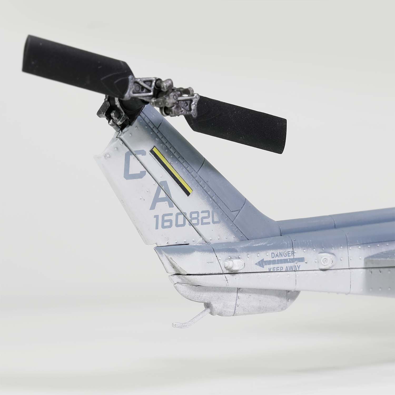 1:48 贝尔AH-1W 威士忌眼镜蛇直升机 (NTS排气喷嘴)