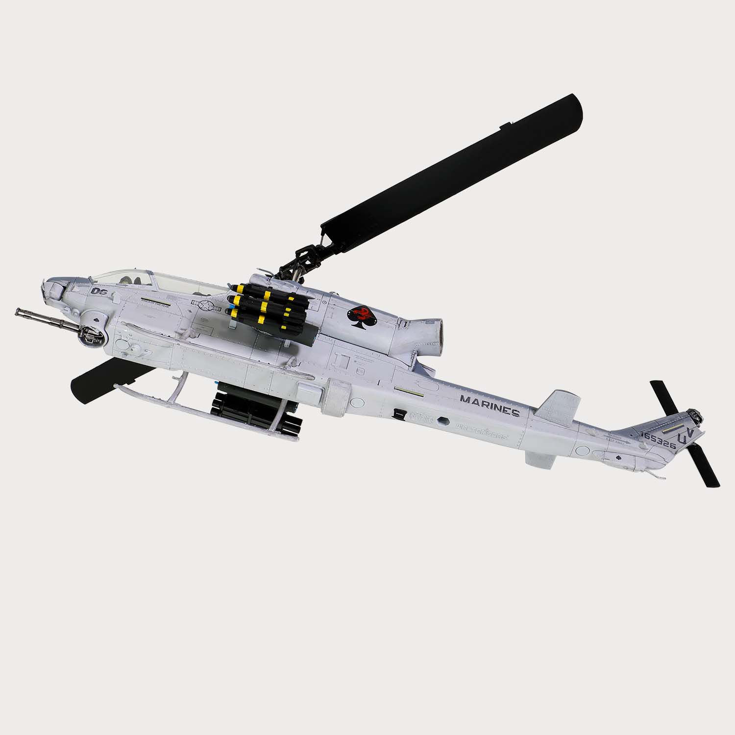 1:48 贝尔AH-1W 威士忌眼镜蛇直升机 (NTS排气喷嘴)