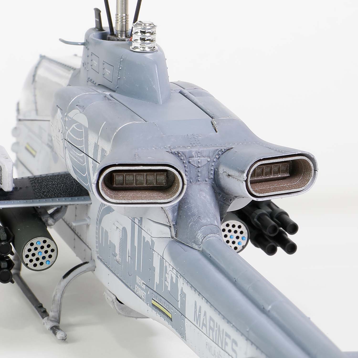 1:48 贝尔AH-1W 威士忌眼镜蛇直升机 (NTS排气喷嘴)