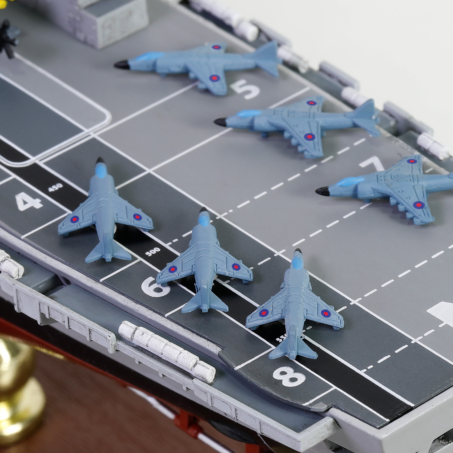 英國「無敵號」航空母艦(R05) - 船底版