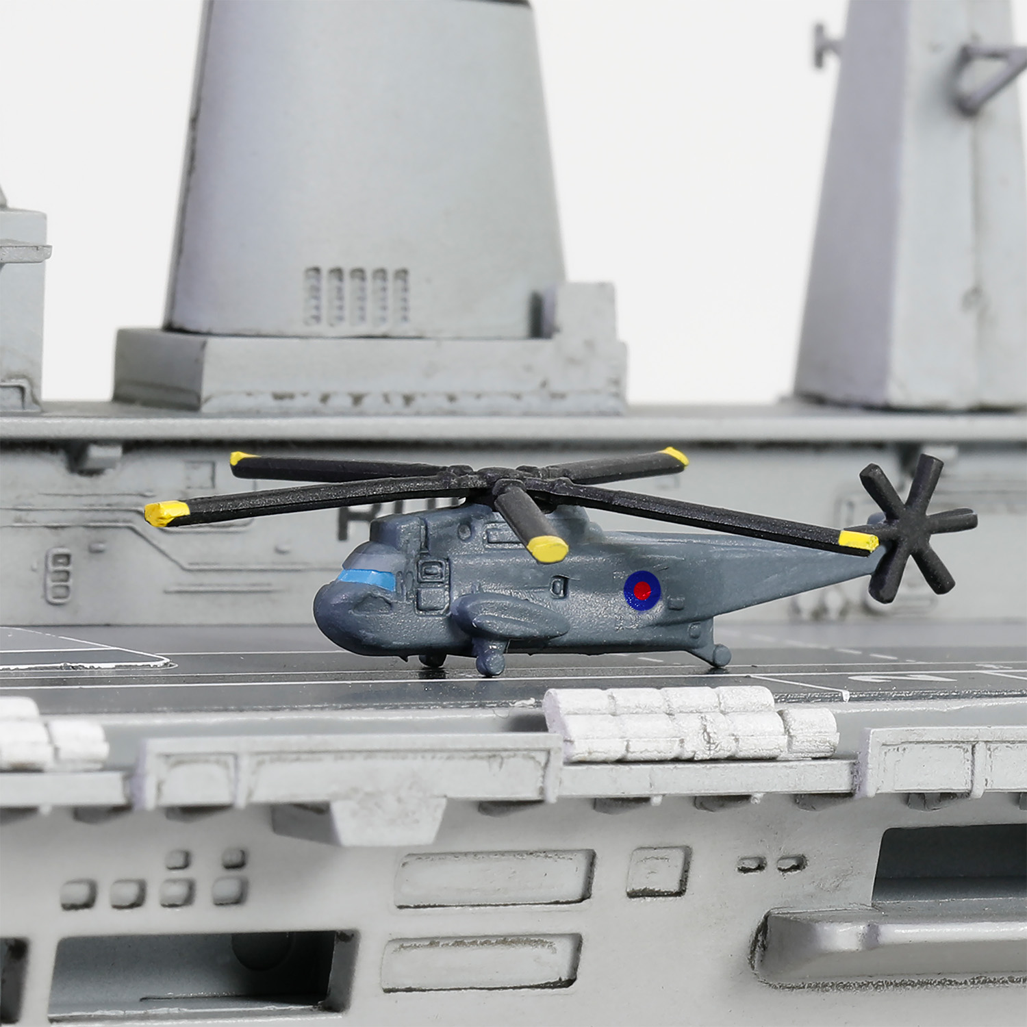 英國「無敵號」航空母艦(R05) - 船底版