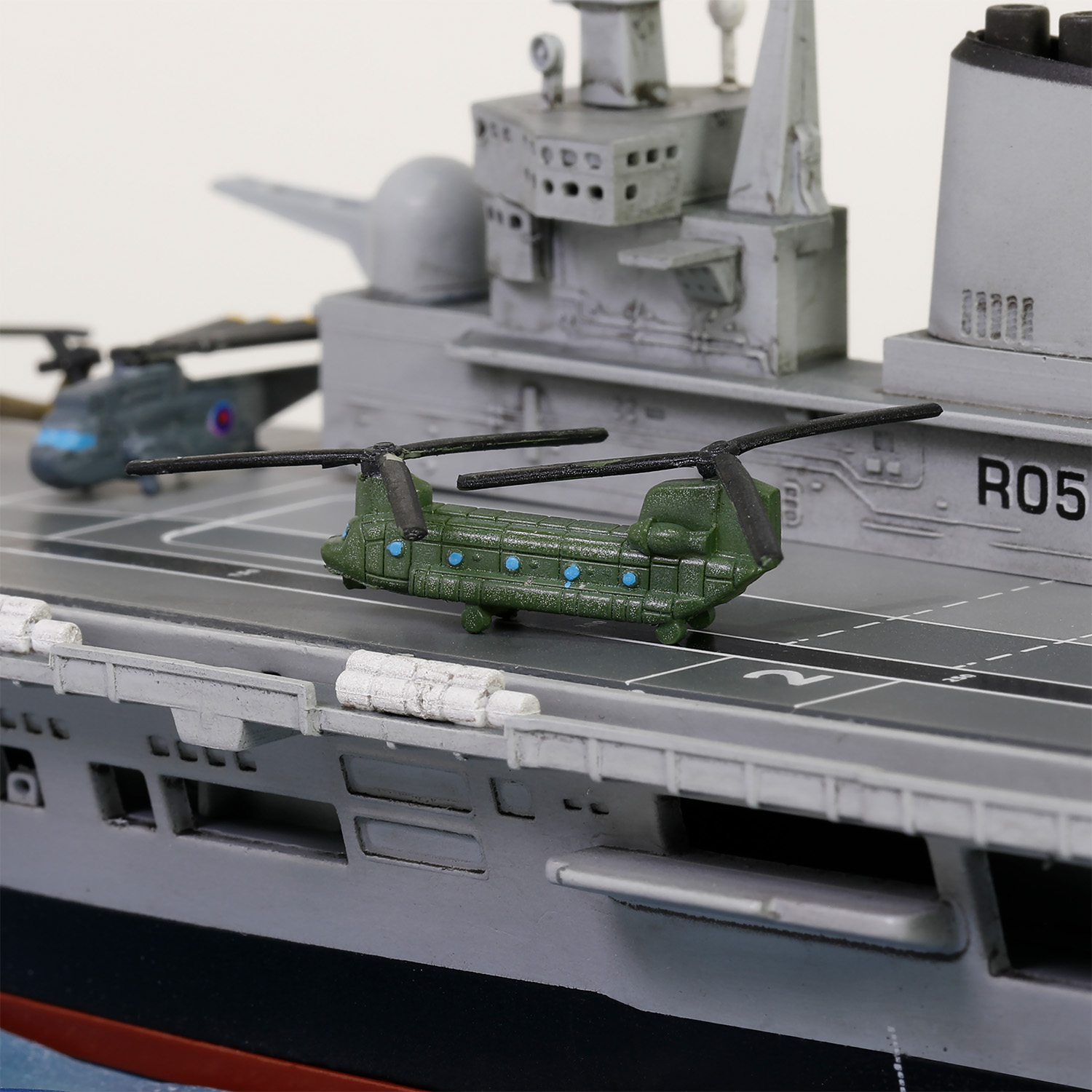 HMS Invincible light aircraft carrier (R05) - Waterline edition