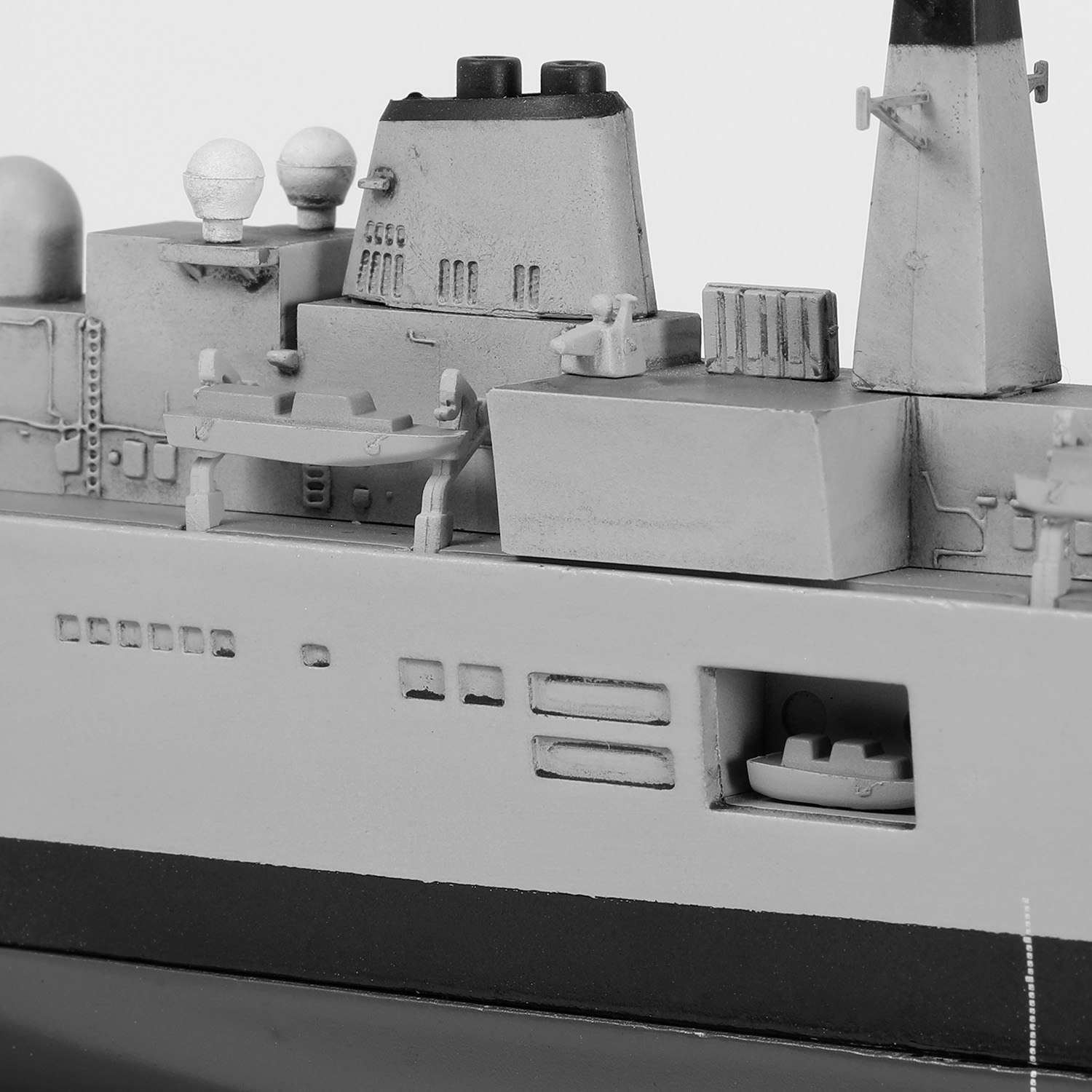 英國「無敵號」航空母艦(R05) - 水線版